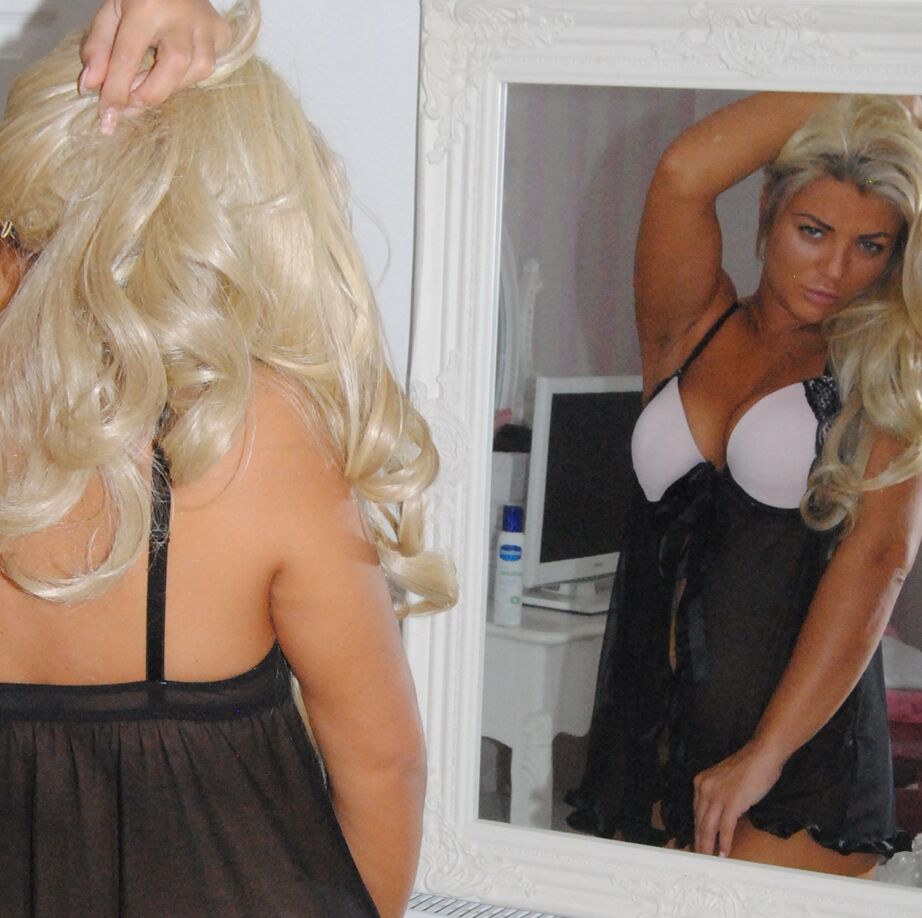 Dimonty, amateur blonde platine 19P, enlève sa lingerie babydoll noire devant un miroir