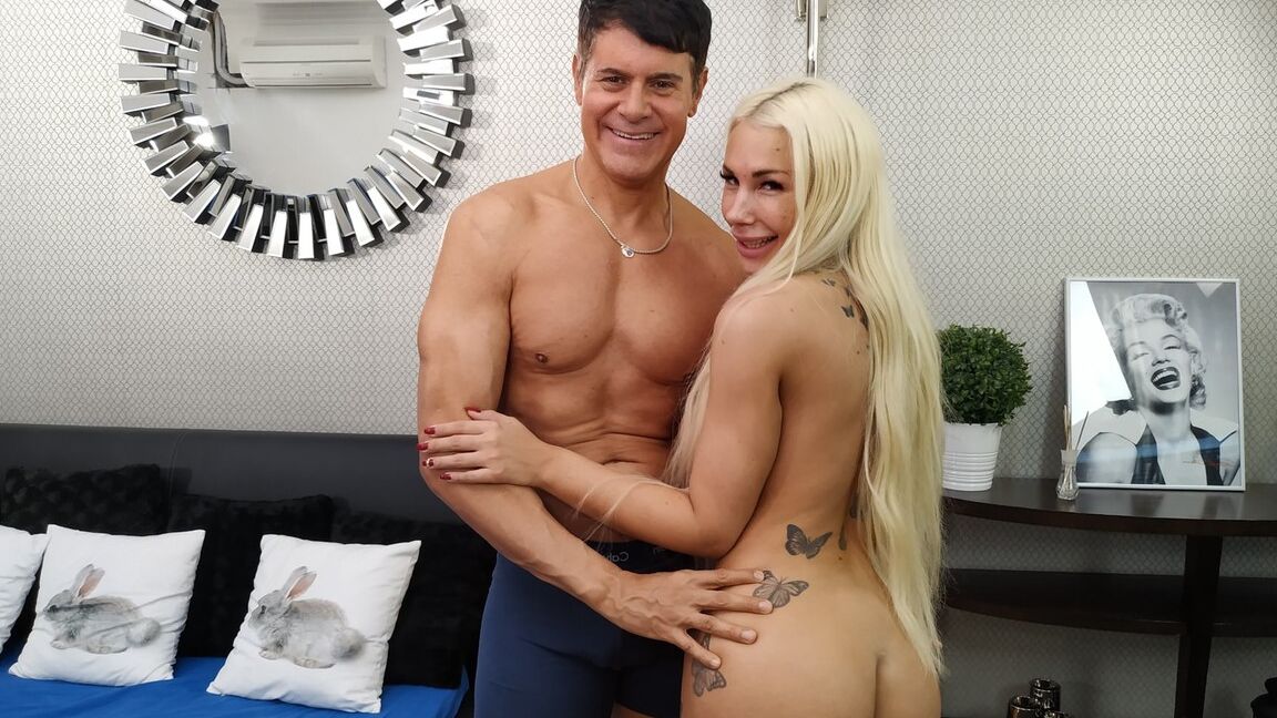 15P Loira MILF com enormes falsificações Kyra Hot tem seu corpo coberto de porra por um pai