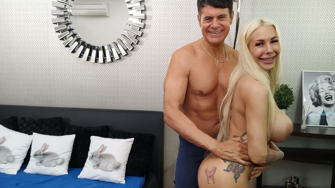 15P Loira MILF com enormes falsificações Kyra Hot tem seu corpo coberto de porra por um pai
