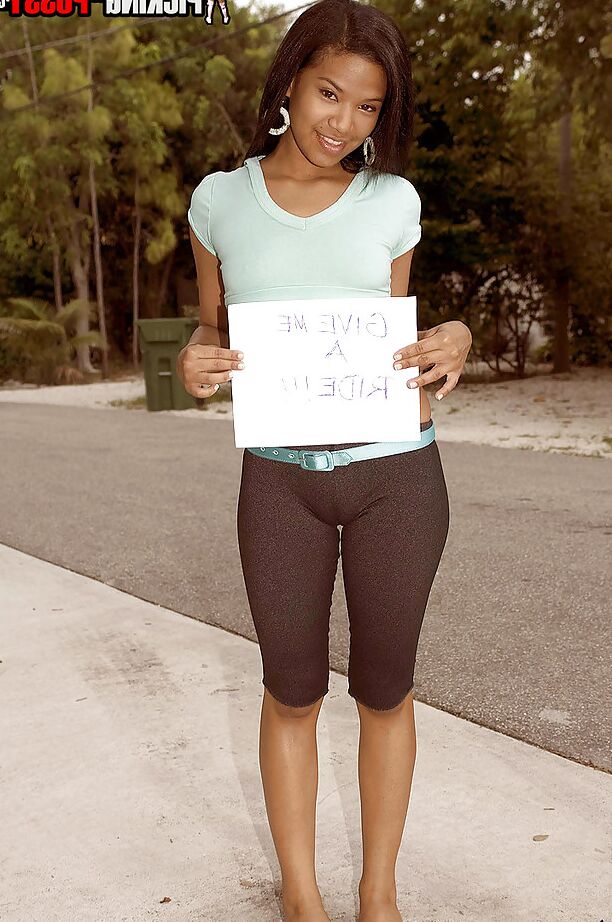 16P Jovem amadora de ébano Emy Diaz estica sua boceta ao ar livre