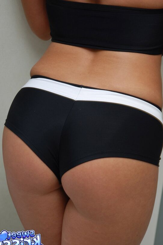 12P Petite amador remove conjunto de lingerie sexy para ficar nu