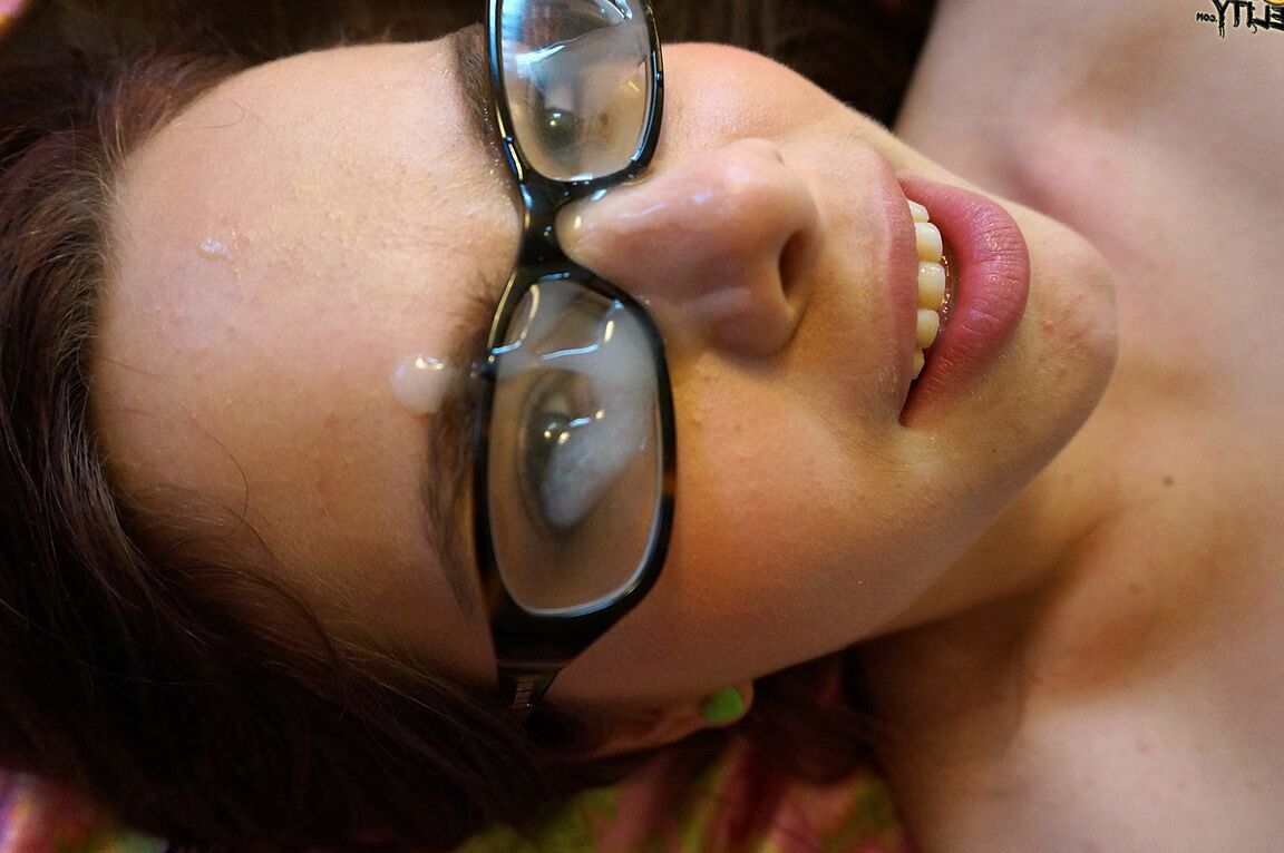 16P La jeune brune Jennifer Bliss prend une éjaculation sur les lunettes de Ryan Madison