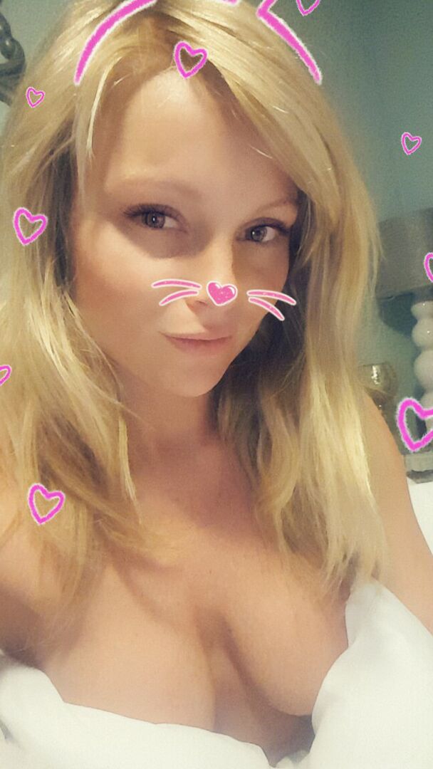 15P La adorable rubia caliente Madden juega con sus duros pezones desnudos y provoca
