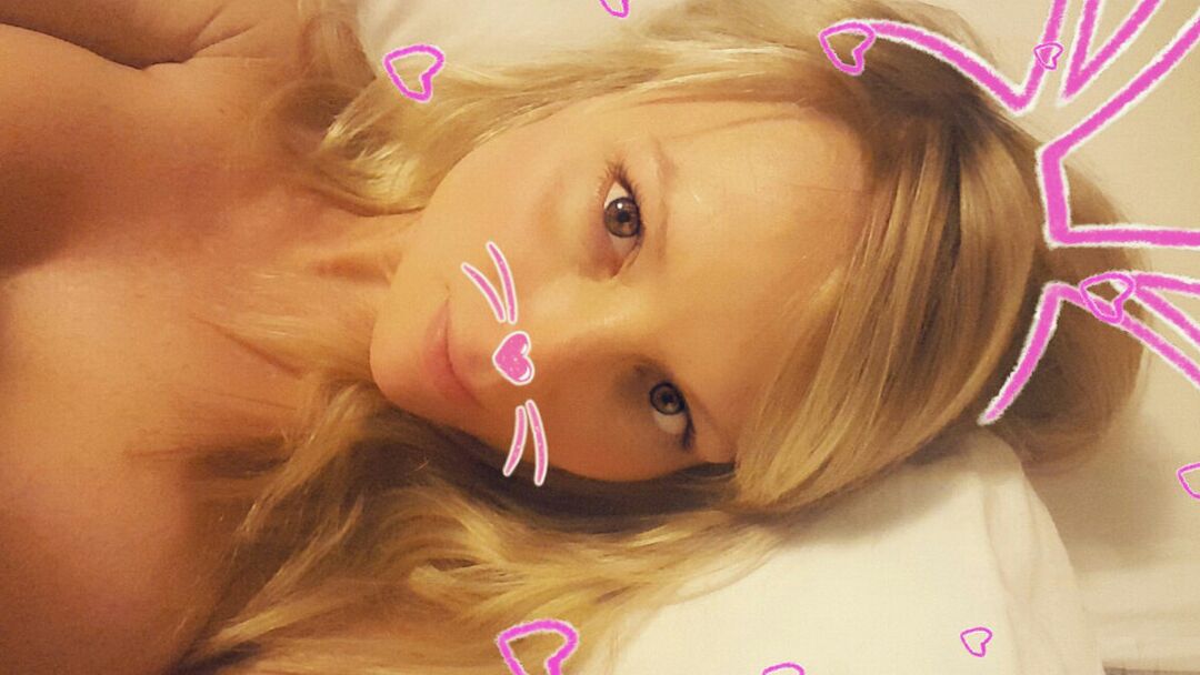 15P La adorable rubia caliente Madden juega con sus duros pezones desnudos y provoca