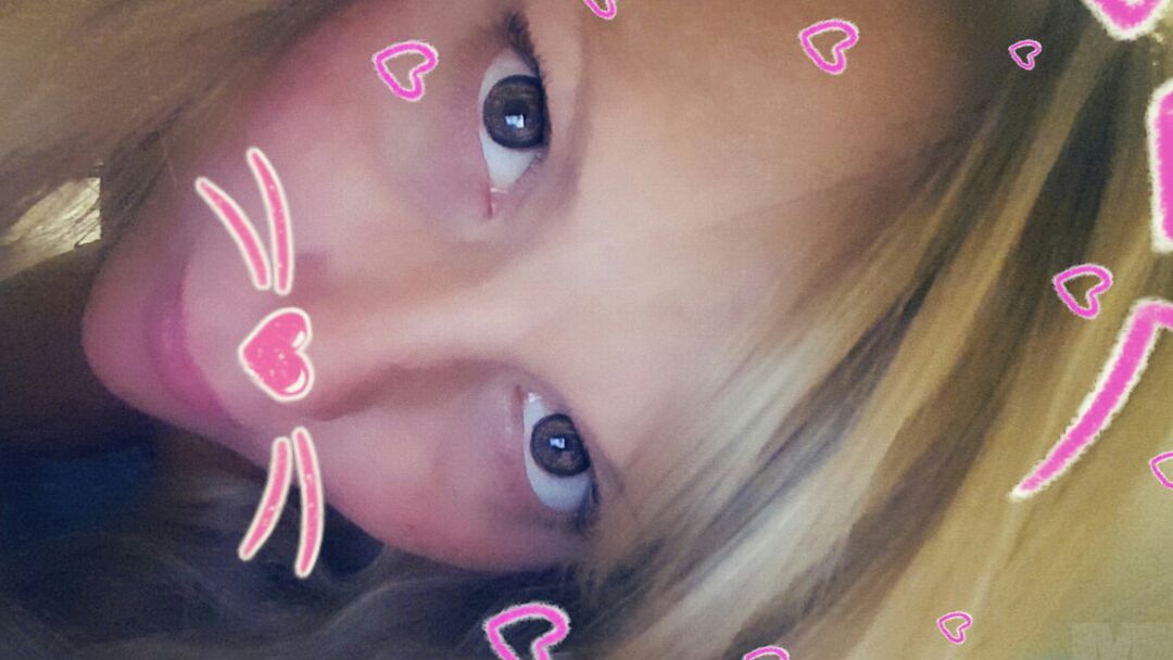 15P La adorable rubia caliente Madden juega con sus duros pezones desnudos y provoca