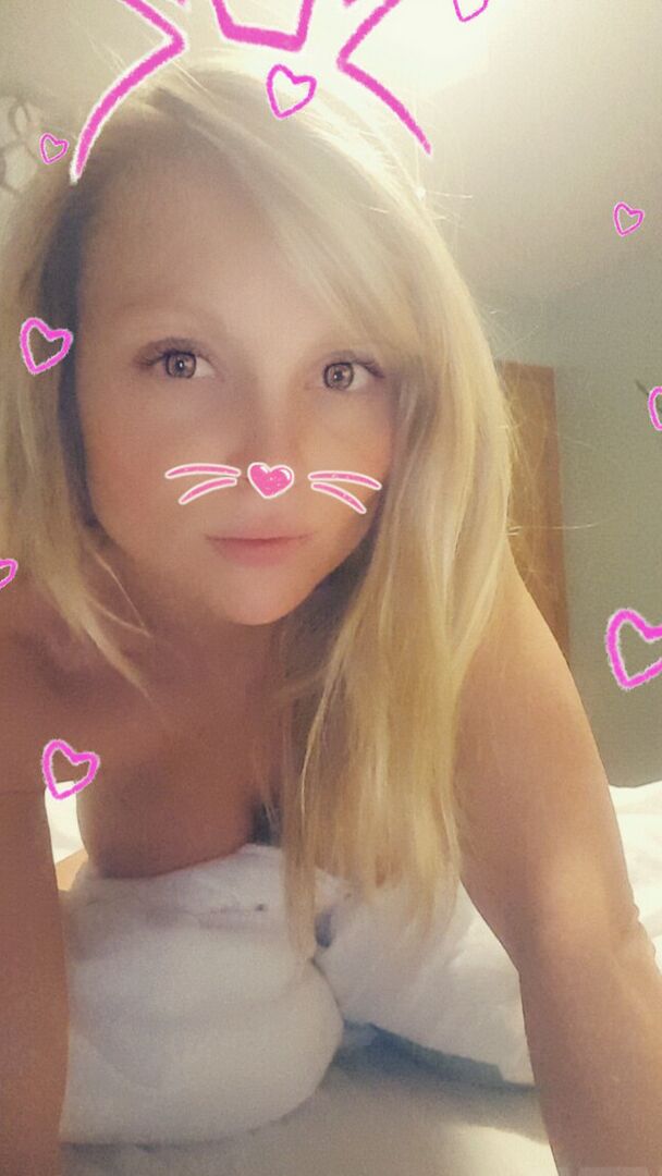 15P La adorable rubia caliente Madden juega con sus duros pezones desnudos y provoca