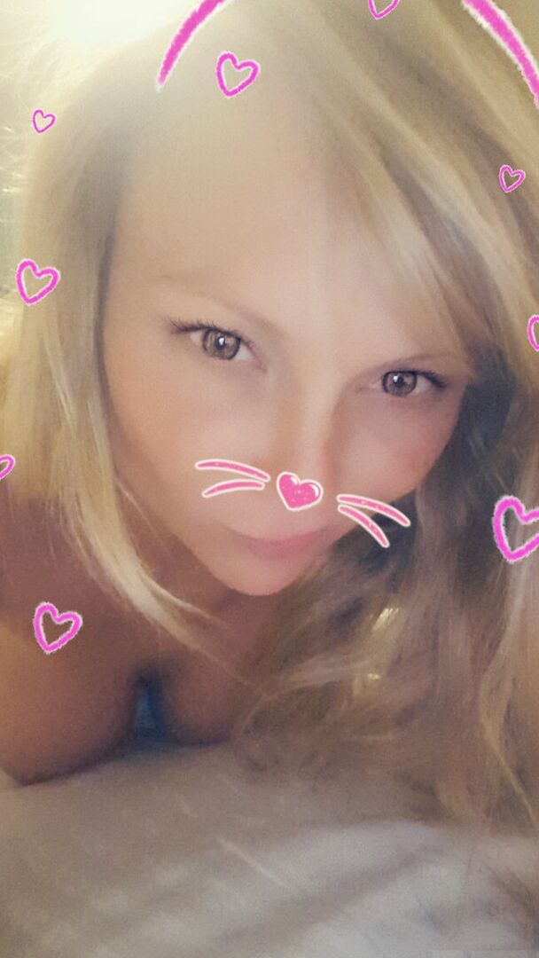 15P La adorable rubia caliente Madden juega con sus duros pezones desnudos y provoca