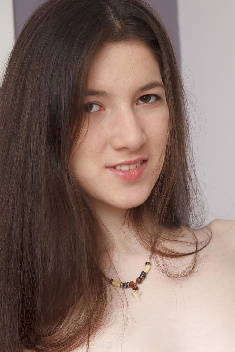 21P La adolescente de pecho plano Kamilla C se abre