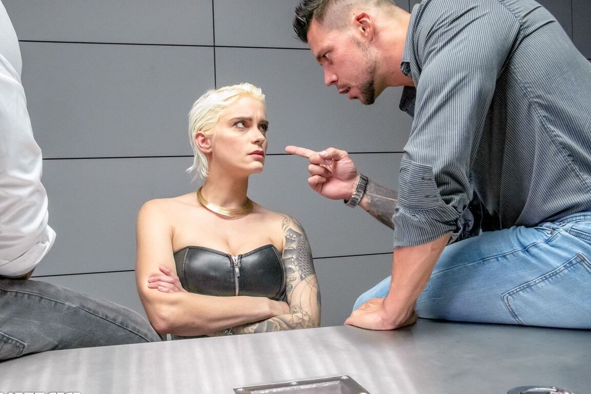 12P Chica rubia platino luce el ano boquiabierto después de un anal duro en la sala de interrogatorios de la policía
