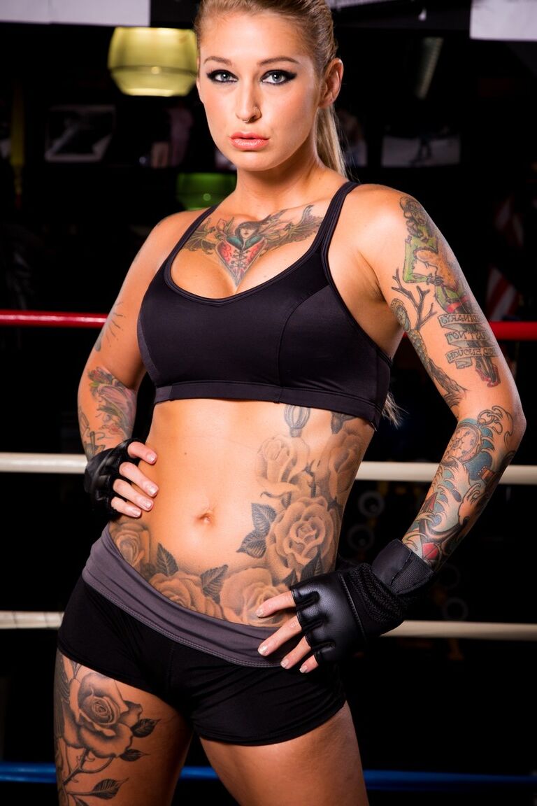 15P Estrela pornográfica tatuada de MILF Kleio Valentien em shorts mostrando peitos grandes na academia
