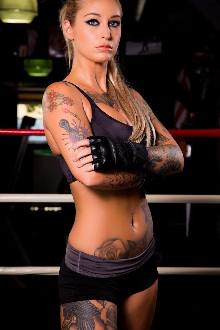 15P Estrela pornográfica tatuada de MILF Kleio Valentien em shorts mostrando peitos grandes na academia
