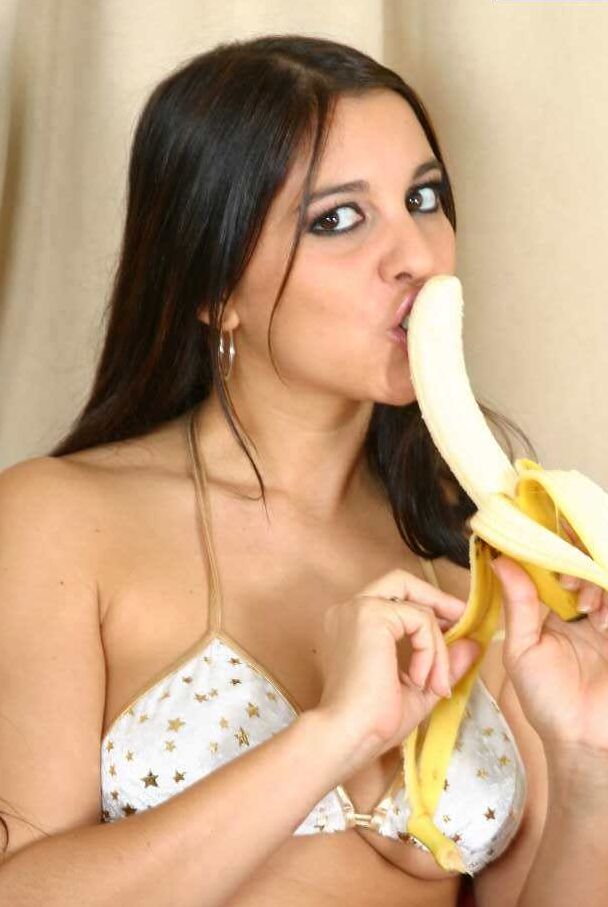 21P Adolescente morena con pechos deliciosos Salma De Nora come polla y ojete masculino