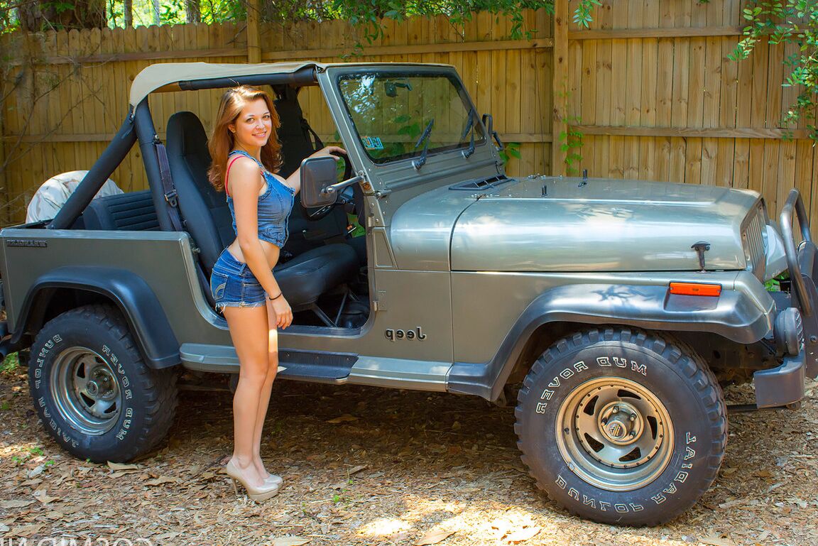 16P Amateur model Tessa Fowler set her hooters from inside her Jeep