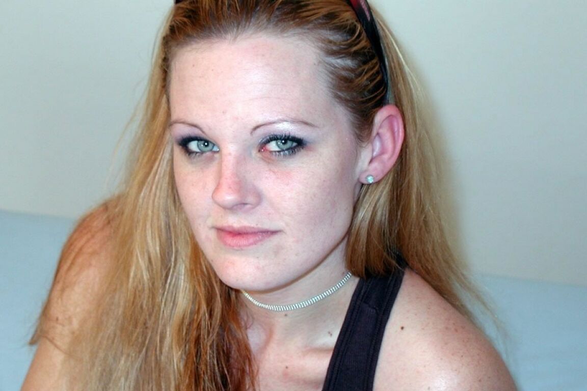 17P Der kleinbusige Kasee ​​erhält eine Gesichtsbehandlung, nachdem er einen Schwanz gelutscht und tief in den Mund genommen hat