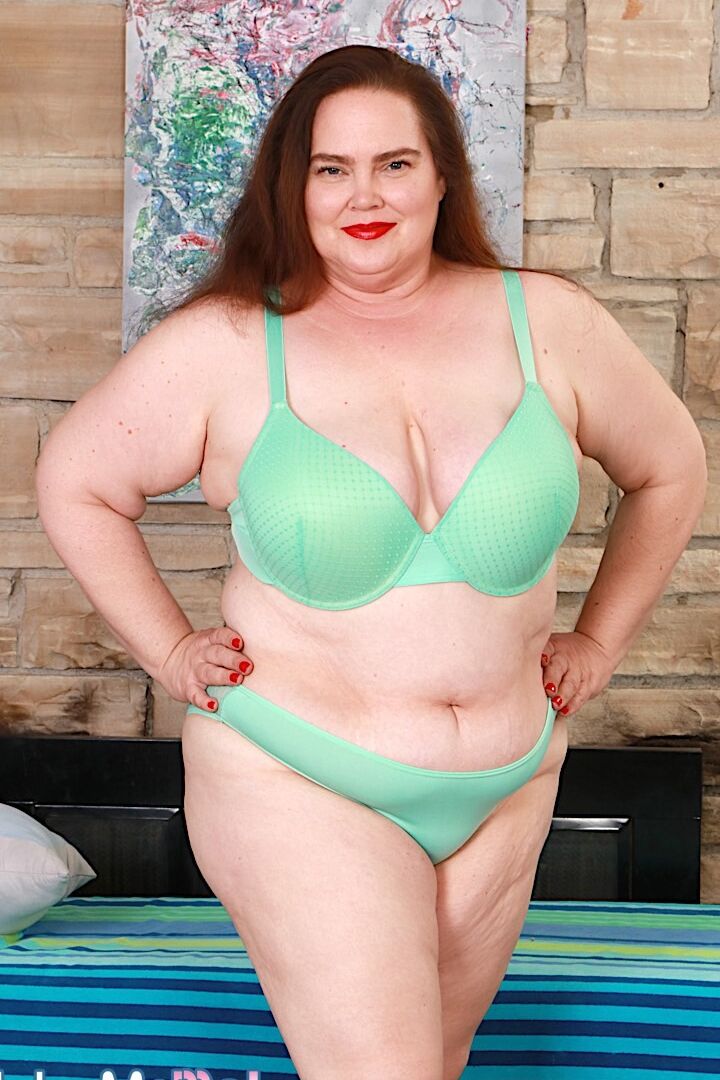 16P Ruiva mais velha BBW Darling Geisha tem seus peitos chupados antes de ser masturbada