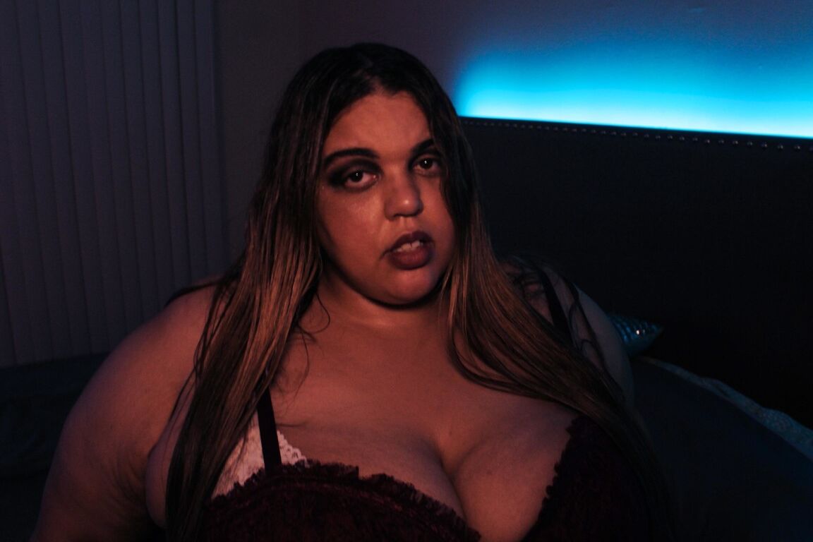 12P SSBBW Golden Bombshel​​l がベッドの上で彼女の巨大なお尻をひねる