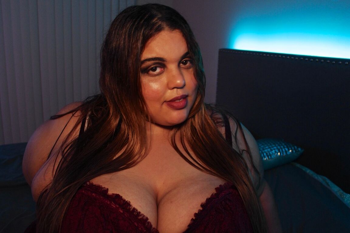 12P SSBBW Golden Bombshel​​l がベッドの上で彼女の巨大なお尻をひねる