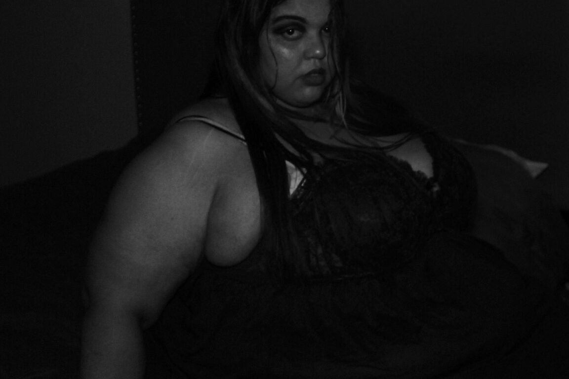 12P SSBBW Golden Bombshel​​l がベッドの上で彼女の巨大なお尻をひねる