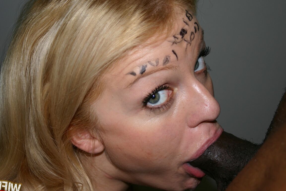 21P La blonde de 41 ans Jessica Dee présente son corps avant de sucer une grosse bite noire