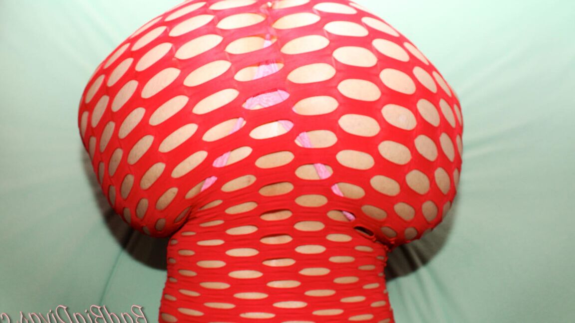 12P A velha loira gorda Amber Conners tira um vestido de malha vermelha na cama