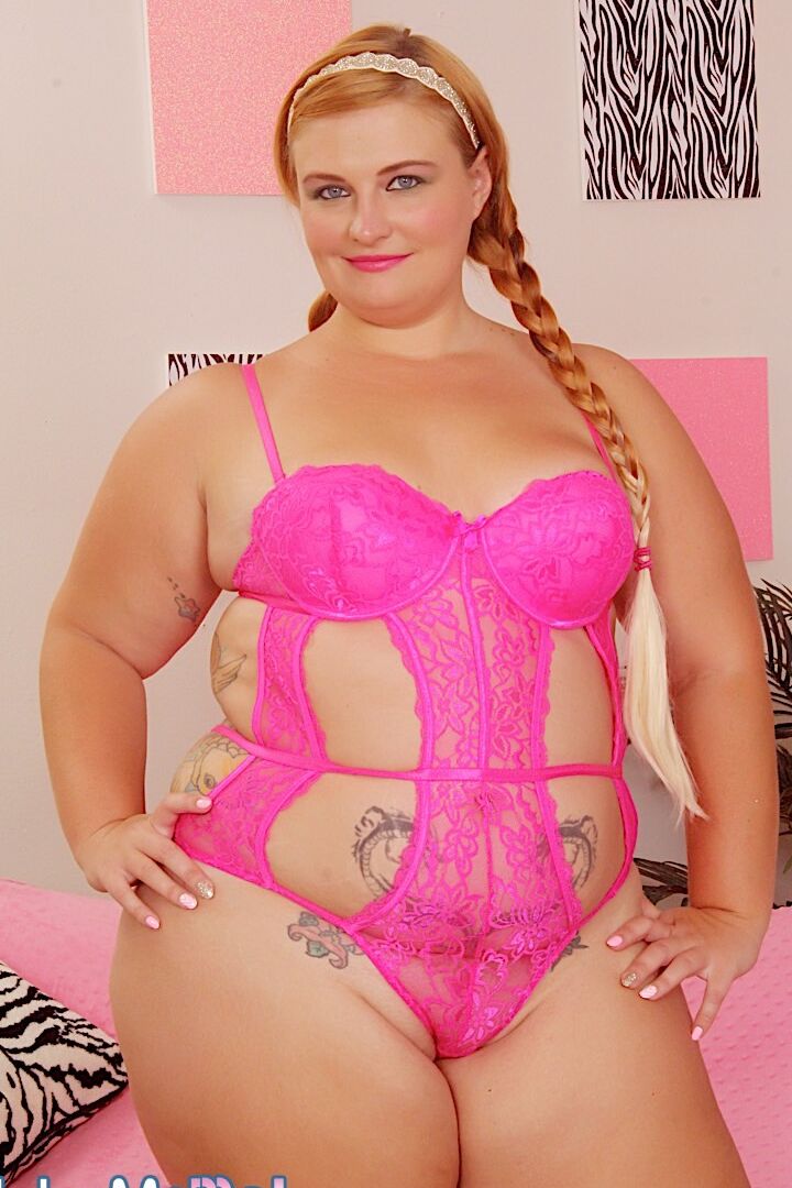 Das 15P dicke Solo-Girl Tiffany Star zieht ihre Unterwäsche aus, bevor sie einen Schwanz lutscht