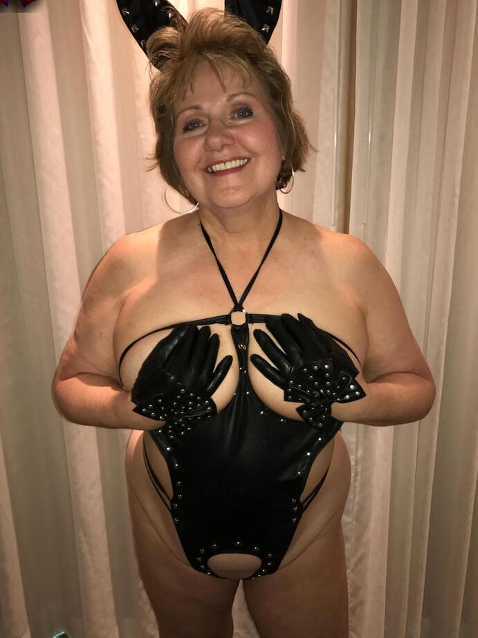 20P Busty Bliss, une amatrice plus âgée, expose ses gros seins dans des vêtements de cosplay.