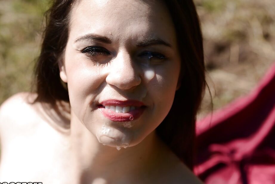16P Latina de pelo oscuro Nekane luciendo grandes tetas perfectas durante una corrida facial