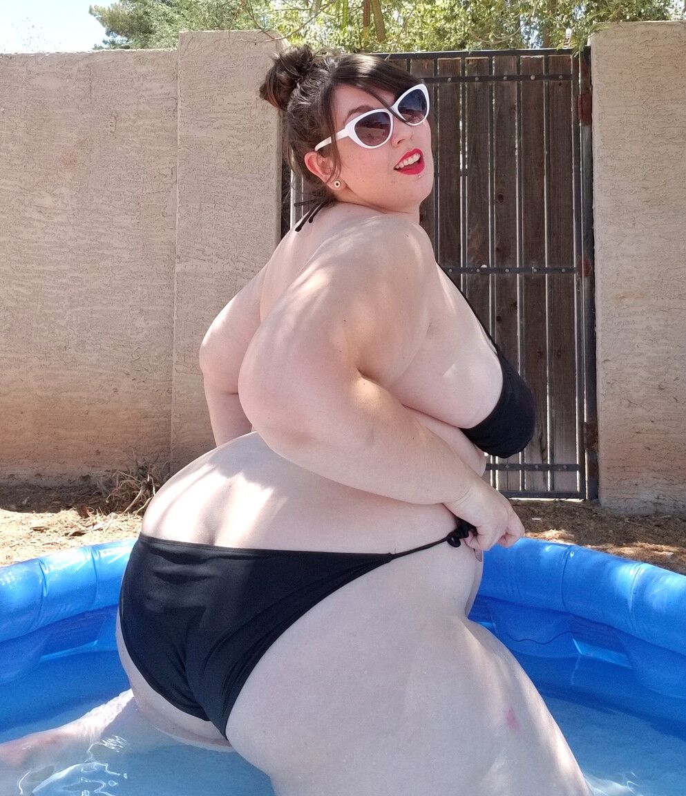 17P Die süße, fette Lady Sublime entblößt ihre riesigen Brüste und ihren prallen Arsch im Pool