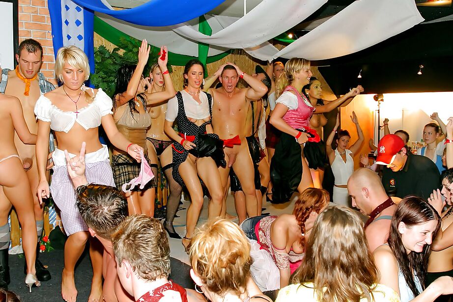 16P Chicas hambrientas de polla se vuelven locas en la fiesta de sexo duro borracho