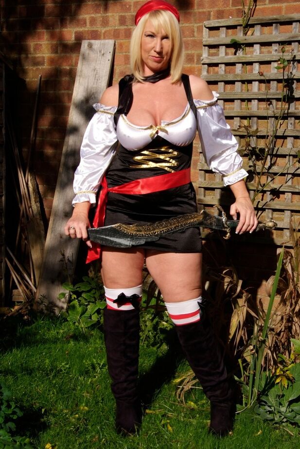 20P La rubia gorda Melody libera sus grandes tetas en un jardín mientras luce equipo de cosplay