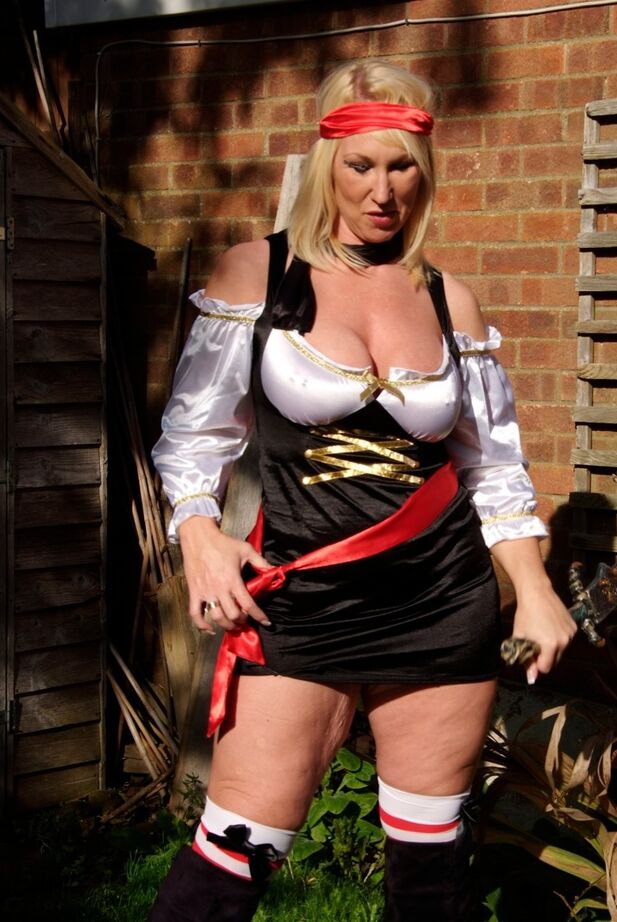 20P La rubia gorda Melody libera sus grandes tetas en un jardín mientras luce equipo de cosplay