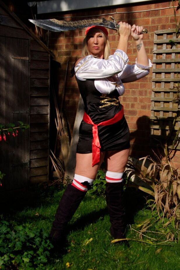 20P La rubia gorda Melody libera sus grandes tetas en un jardín mientras luce equipo de cosplay