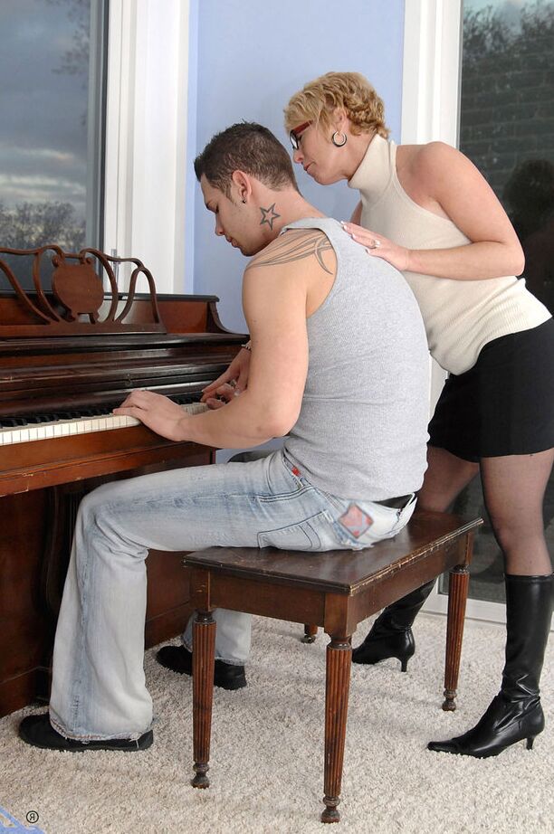 16P Professora de piano madura seduz seu aluno com meia preta e botas
