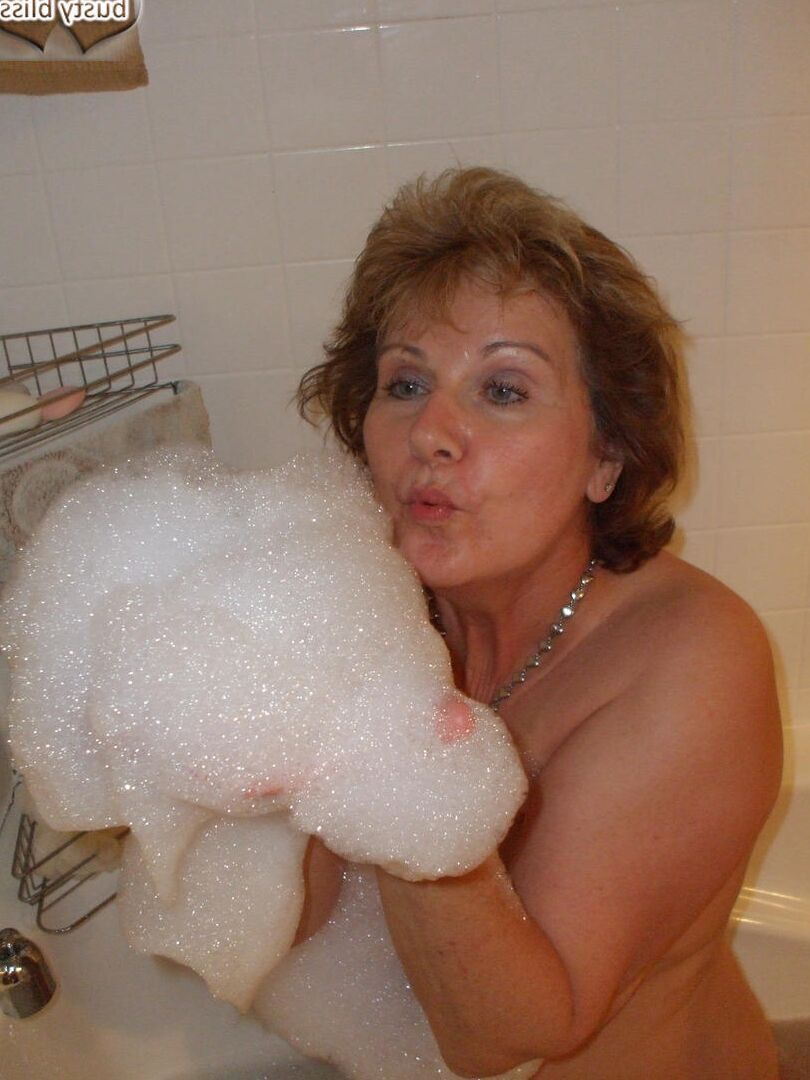 16P Amadora mais velha Busty Bliss lambe os lábios durante um divertido banho de espuma