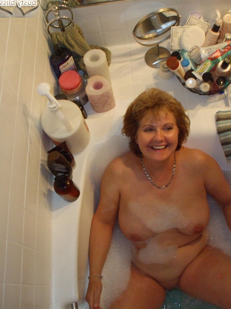 16P Amadora mais velha Busty Bliss lambe os lábios durante um divertido banho de espuma