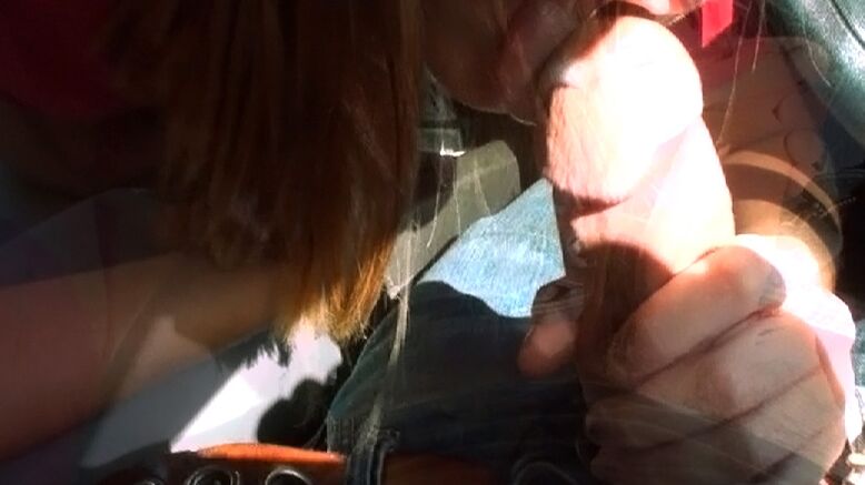 16P La joven Charli Maverick chupando polla y tragando semen al aire libre
