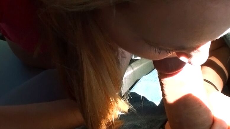 16P La joven Charli Maverick chupando polla y tragando semen al aire libre