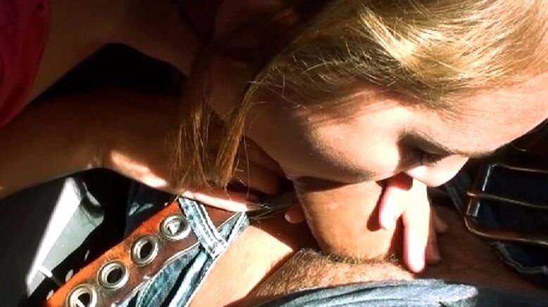16P La joven Charli Maverick chupando polla y tragando semen al aire libre