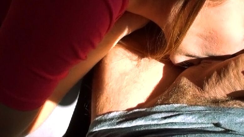 16P La joven Charli Maverick chupando polla y tragando semen al aire libre