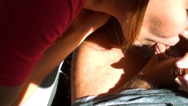 16P La joven Charli Maverick chupando polla y tragando semen al aire libre
