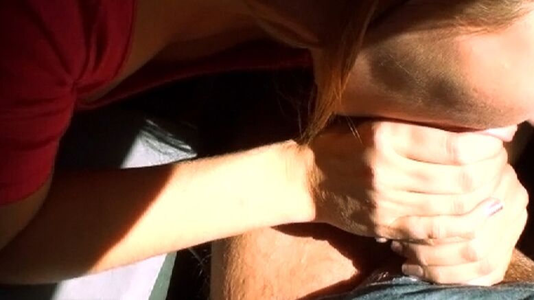 16P La joven Charli Maverick chupando polla y tragando semen al aire libre