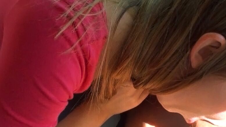 16P La joven Charli Maverick chupando polla y tragando semen al aire libre