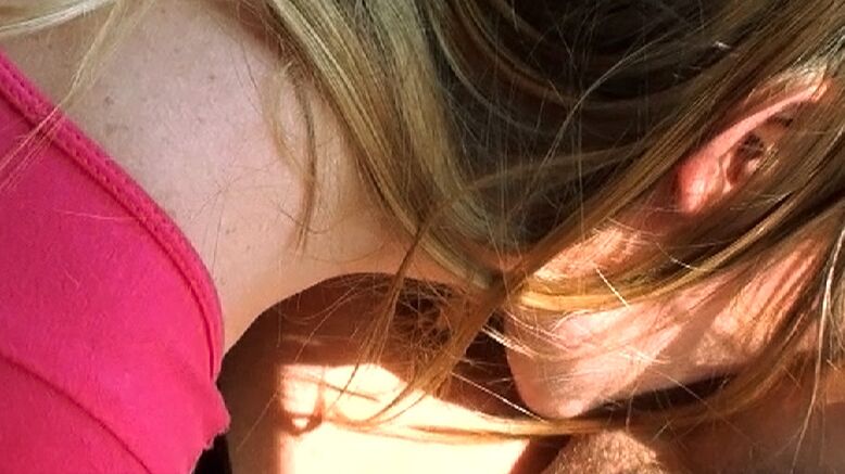 16P La joven Charli Maverick chupando polla y tragando semen al aire libre