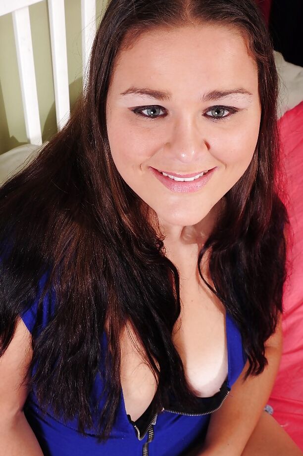 16P La brune mature Heather montre ses gros seins gras et sa chatte rasée