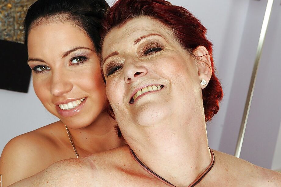 16P Daisey Lee aux seins énormes joue avec son amie lesbienne mature