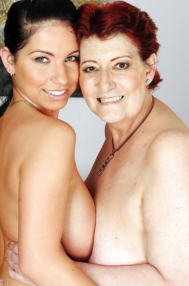 16P Daisey Lee aux seins énormes joue avec son amie lesbienne mature