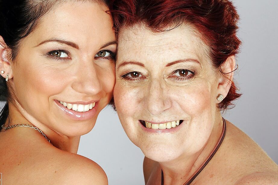 16P Daisey Lee aux seins énormes joue avec son amie lesbienne mature