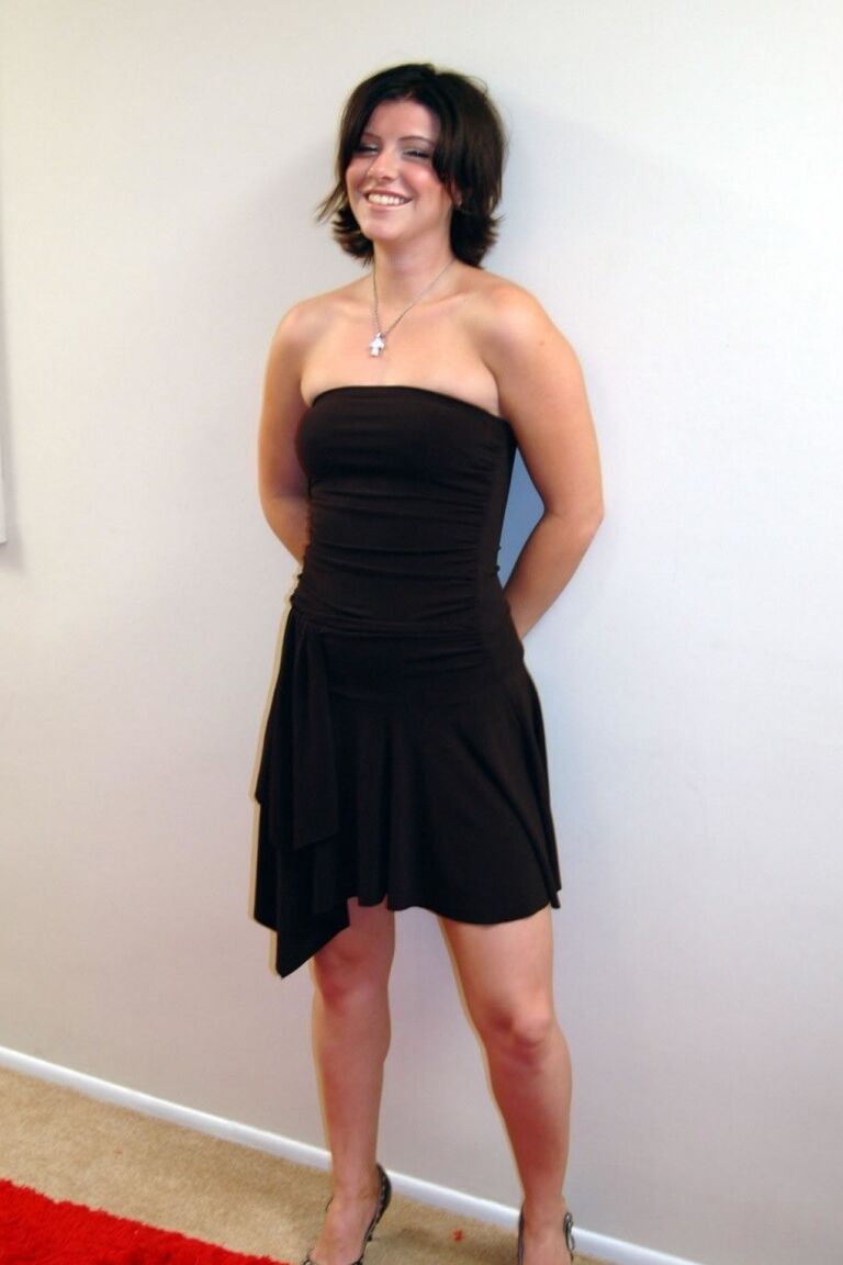 20P Garota morena tira o vestido preto antes de fazer um tratamento facial