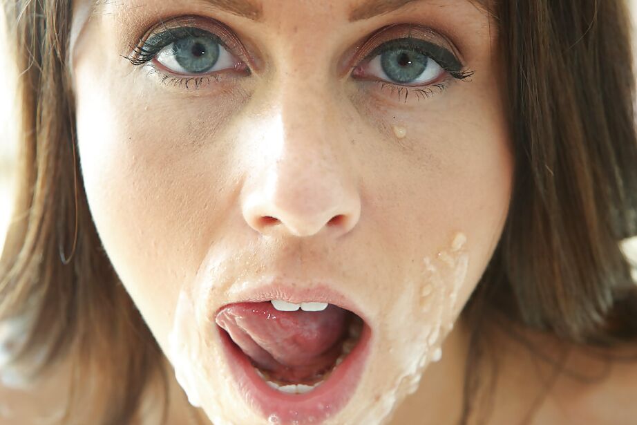 16P Garota morena Whitney Westgate dando titjob e boquete de joelhos