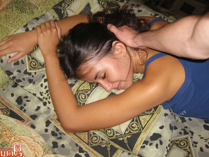 16P Adolescente adormecida acorda durante a ação de cunilíngua antes de foder o namorado